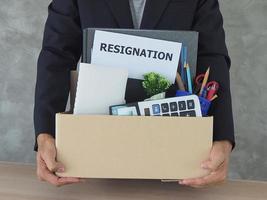 los hombres de negocios tienen cajas para pertenencias personales y cartas de renuncia. foto