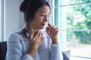las mujeres asiáticas tienen angina, fiebre alta y tos crónica. sintomas de tuberculosis foto