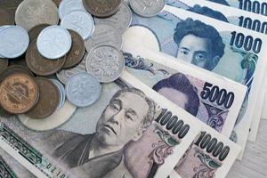 billetes de yen japonés y monedas de yen japonés por concepto de fondo de dinero foto