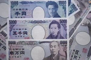 billetes de yen japonés y monedas de yen japonés por concepto de fondo de dinero foto