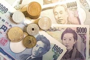 billetes de yen japonés y monedas de yen japonés por concepto de fondo de dinero foto