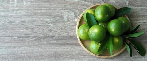 limón colocado en un plato de madera foto