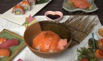 conjunto de salmón comida japonesa foto