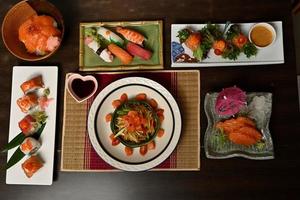 comida japonesa en la mesa foto