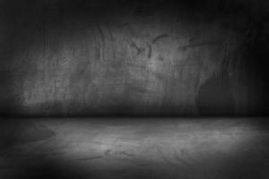 pared de cemento abstracto negro, oscuro y gris y sala de estudio, textura interior para productos de exhibición. el piso negro de la habitación está hecho de yeso oscuro. foto