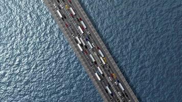 coches circulando por un puente - vista desde arriba, girando y haciendo zoom en la cámara - concepto de transporte por carretera video