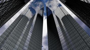 avião voando sobre arranha-céus, prédios de escritórios no distrito comercial - vista de baixo video