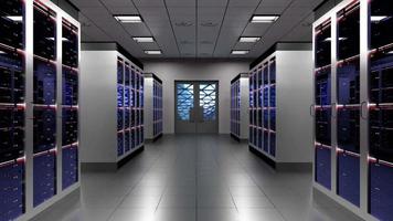 centro de datos con muchos servidores en rack en fila - alojamiento, concepto de almacenamiento video