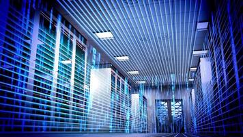 servidores de rack e código binário em queda - data center, hospedagem, armazenamento video