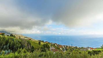 tijd vervallen film van zonsondergang over- de stad van calheta Aan Madeira eiland video