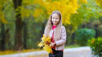 entzückendes kleines Mädchen draußen am schönen Herbsttag