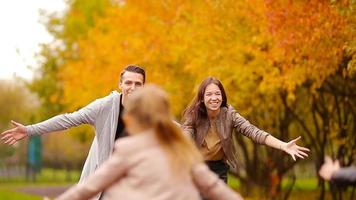 famille avec petits enfants dans le parc d'automne profitez d'une journée chaude video