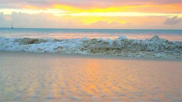 asombrosa hermosa puesta de sol en una exótica playa caribeña video