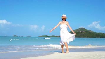 junge schöne Frau am tropischen Strand mit weißem Sand.