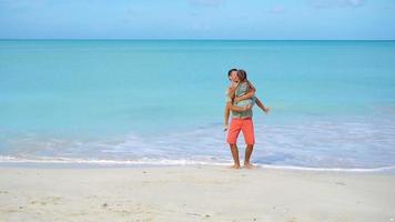 liten flicka och Lycklig pappa har roligt under strand semester video