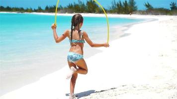 petite fille active à la plage s'amusant beaucoup. enfant sportif au bord de la mer au ralenti video