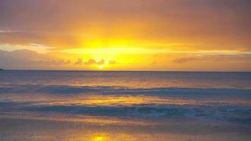 incrível belo pôr do sol em uma praia exótica do Caribe. video