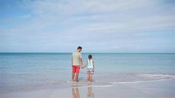 familie von vater und kleinem mädchen, die spaß am strand haben video