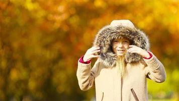 portrait d'adorable petite fille avec fond d'arbres jaunes à l'automne video