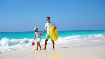 famiglia felice alla spiaggia tropicale divertendosi video