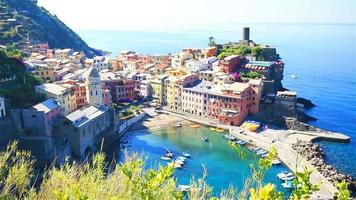 bela vista da velha vernazza de cima. uma das cinco famosas aldeias coloridas do parque nacional de cinque terre, na itália. video