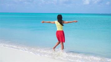 retrato de una niña linda con un gran fondo de conchas marinas en el mar video