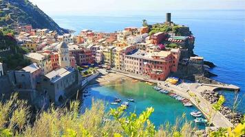 bela vista de vernazza de cima. uma das cinco famosas aldeias coloridas do parque nacional de cinque terre, na itália video
