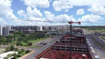 Brazilië, df Brazilië, januari 24 antenne visie van bouw van een nieuw concept van appartement gebouw en winkelcentrum gecombineerd gebeld unie 511 residentie winkelcentrum in de Noord West sectie van Brasilia video