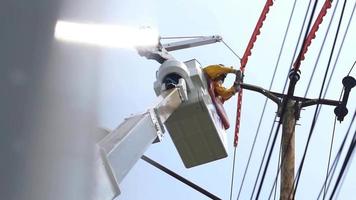 Arbeiter tun Bauwartung und Stromleitungen video