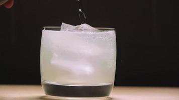 verser de l'eau tonique dans un cocktail video