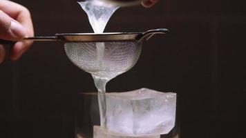 filtrer le cocktail sur de la glace video