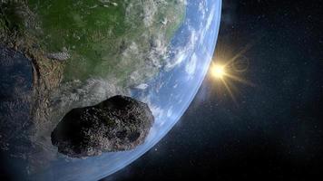 piccolo roccia asteroide passa a partire dal sinistra per giusto librarsi molto vicino per pianeta terra con il sole splendente nel il sfondo pieno di stelle. 3d animazione video