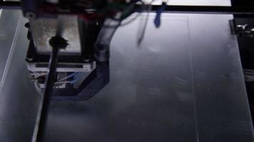 Impresora 3D en proceso de impresión de un objeto.