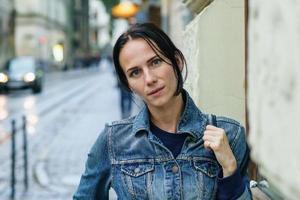 mujer yang posa en la calle. foto