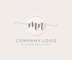 logotipo femenino inicial mn. utilizable para logotipos de naturaleza, salón, spa, cosmética y belleza. elemento de plantilla de diseño de logotipo de vector plano.