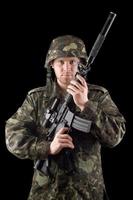 soldado alertado levantado m16 en estudio foto