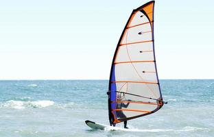 windsurfista en el mar por la tarde foto