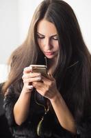 mujer joven con un teléfono foto