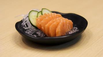 pescado de salmón crudo en rodajas o filete de salmón o sashimi de salmón como restaurante de comida japonesa. menú de restaurante de sushi japonés de comida asiática. foto