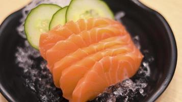pescado de salmón crudo en rodajas o filete de salmón o sashimi de salmón como restaurante de comida japonesa. menú de restaurante de sushi japonés de comida asiática.
