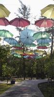 paraguas colgado en la decoración de la calle para atraer a la gente. atracción del parque al aire libre para una sesión de fotos o una bonita vista de fondo.