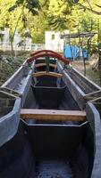 desagüe o zanja moderna diseñada para que también pueda ser utilizada como un pequeño estanque de peces y alguna decoración atractiva del parque. moderno estanque de peces multinivel con recirculación. buen entorno de reserva natural. foto