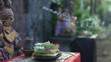 encens et fumée de bali à la porte du temple statue de barong balinais video
