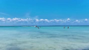 belle plage de l'île de holbox punta coco lagon eau turquoise mexique. video