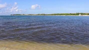 praia tropical do caribe água turquesa clara playa del carmen méxico. video