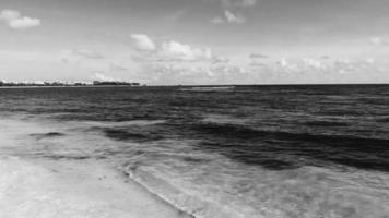 tropisk karibiska strand klar turkos vatten playa del carmen Mexiko. video