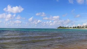 tropisk karibiska strand klar turkos vatten playa del carmen Mexiko. video