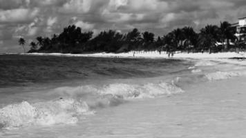 golven Bij tropisch strand caraïben zee Doorzichtig turkoois water Mexico. video