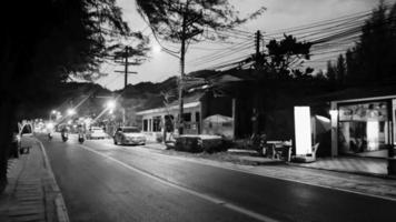 paisaje paisaje urbano panorama carreteras coches edificios por la noche phuket tailandia. video