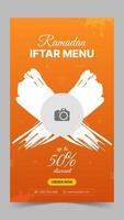 diseño de plantilla de historia de redes sociales de menú iftar de venta de ramadán editable vector